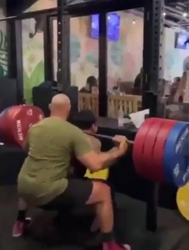 Foto - Halter kaldıran sporcunun feci ölümü kamerada! 210 kilo ağırlık boynunu kırdı, kan donduran görüntüler