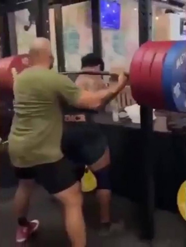 Halter kaldıran sporcunun feci ölümü kamerada! 210 kilo ağırlık boynunu kırdı, kan donduran görüntüler