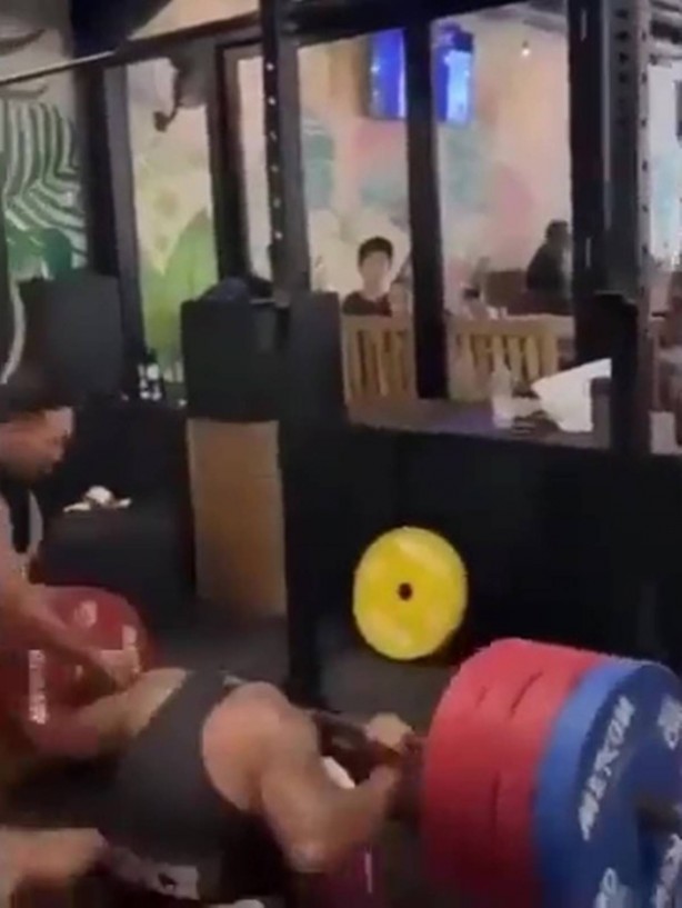 Foto - Halter kaldıran sporcunun feci ölümü kamerada! 210 kilo ağırlık boynunu kırdı, kan donduran görüntüler