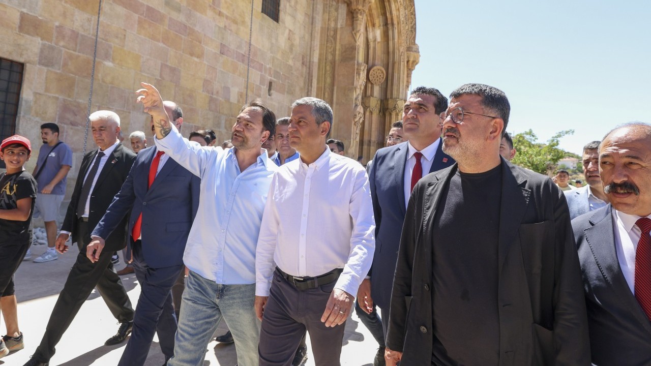 Foto - Hamas’a ‘Terörist’ diyen Özgür Özel yine bir şeyler deniyor: Cumaya gitti, Gazze'yi savundu!