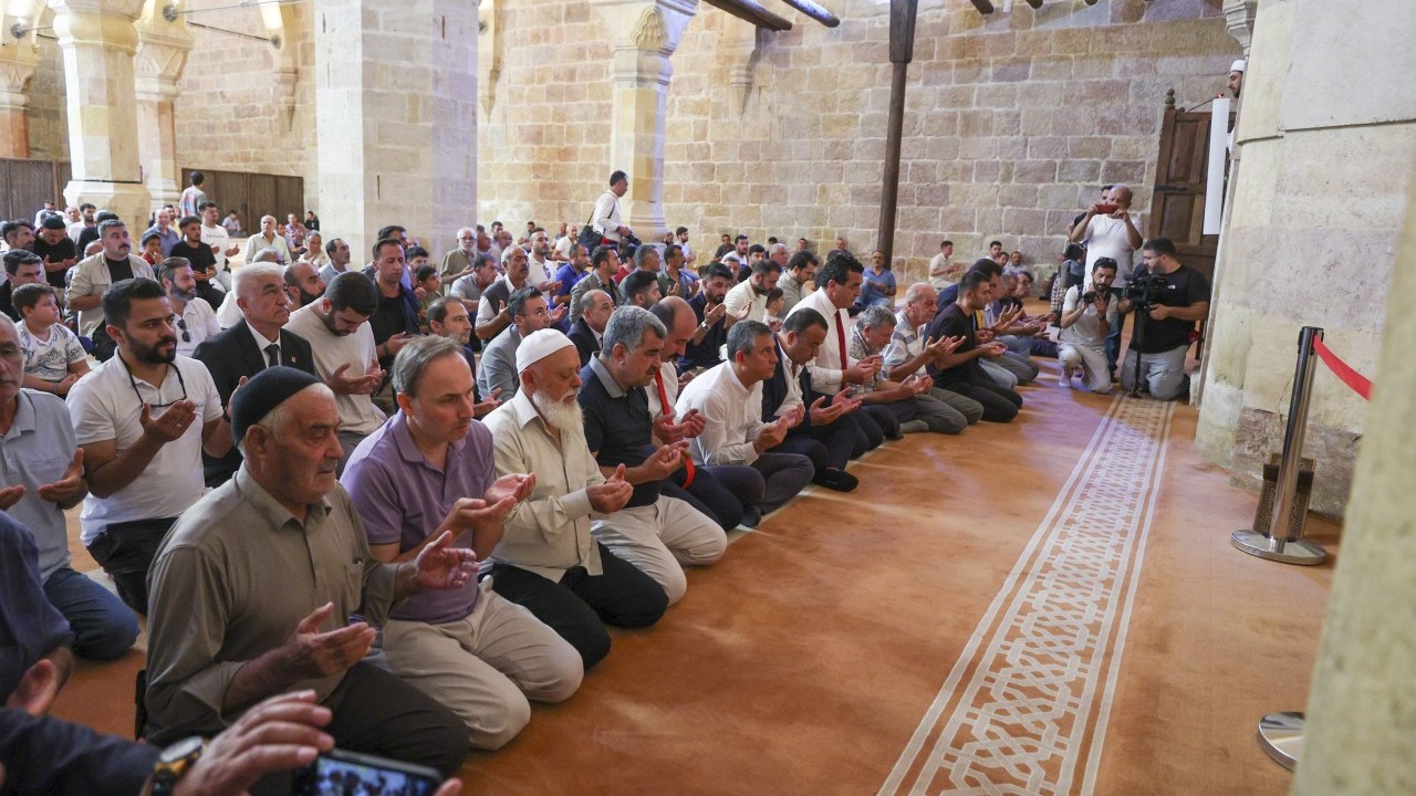 Foto - Hamas’a ‘Terörist’ diyen Özgür Özel yine bir şeyler deniyor: Cumaya gitti, Gazze'yi savundu!