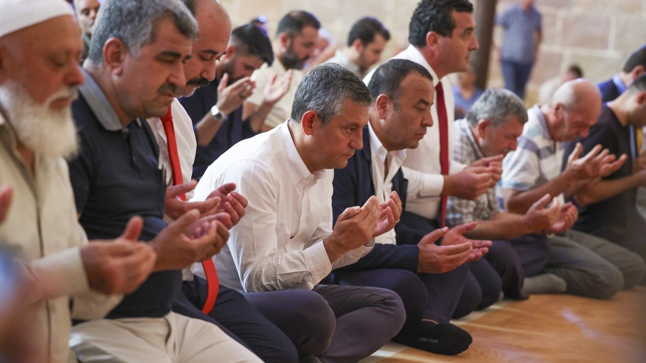 Hamas’a ‘Terörist’ diyen Özgür Özel yine bir şeyler deniyor: Cumaya gitti, Gazze'yi savundu!