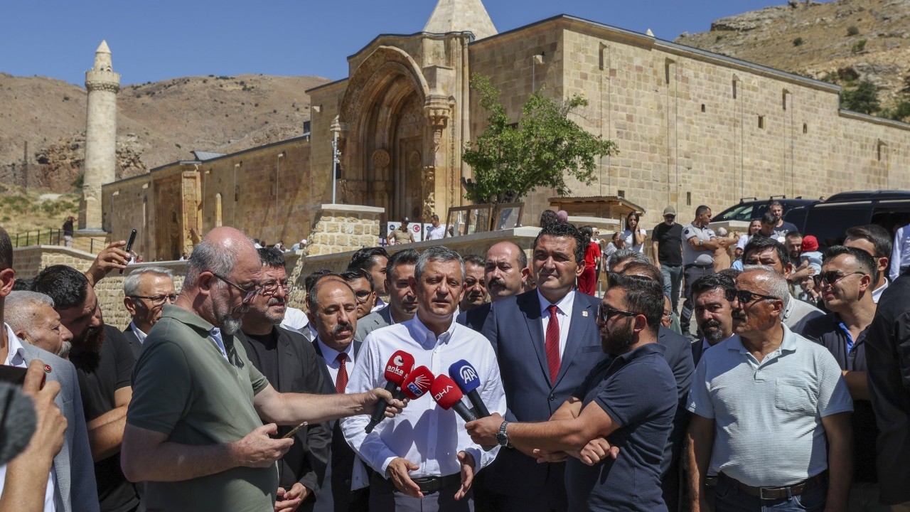 Foto - Hamas’a ‘Terörist’ diyen Özgür Özel yine bir şeyler deniyor: Cumaya gitti, Gazze'yi savundu!