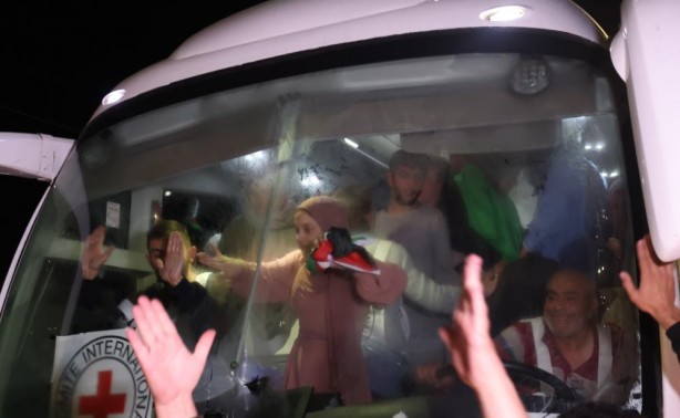 Foto - Hamas’tan flaş paylaşım! Rehine takasından çarpıcı anlar