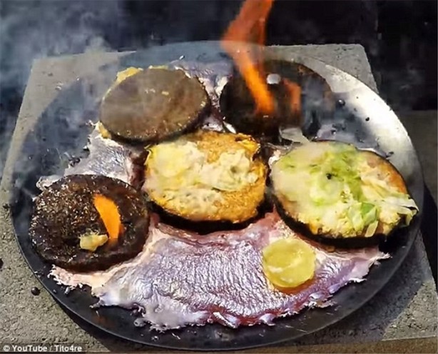 Foto - Hamburgere erimiş bakır dökülürse...