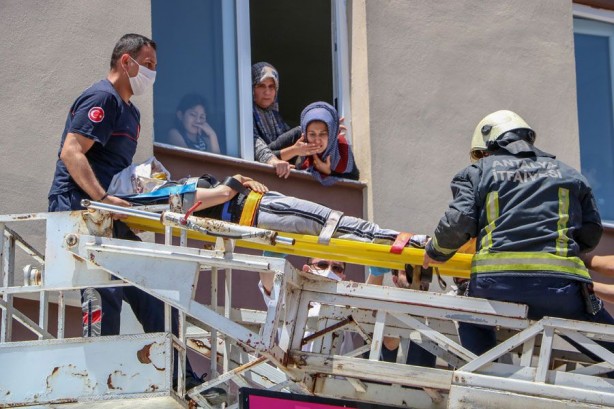 Hamile kadın cam silerken tentenin üzerine düştü