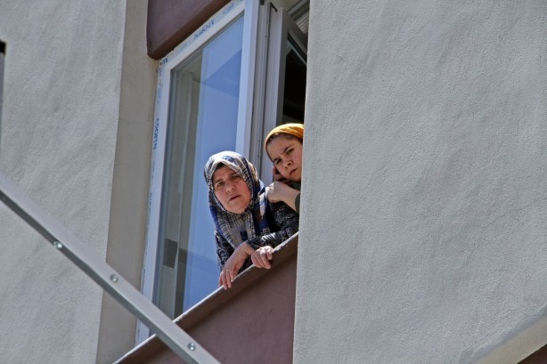 Foto - Hamile kadın cam silerken tentenin üzerine düştü