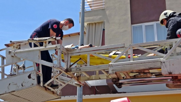 Foto - Hamile kadın cam silerken tentenin üzerine düştü