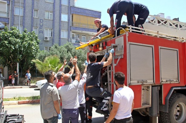 Foto - Hamile kadın cam silerken tentenin üzerine düştü