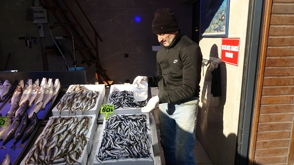 Foto - Hamsinin kilosu cep yakıyor