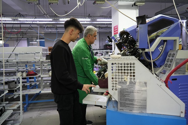 Foto - Harçlıklarını böyle çıkarıyorlar! Bu lisenin Türkiye'de bir örneği daha yok