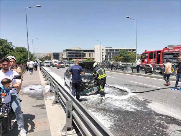 Hareket halindeki otomobil yandı