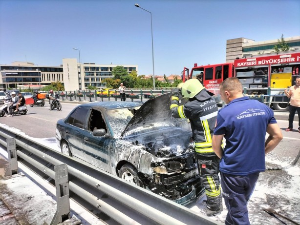 Foto - Hareket halindeki otomobil yandı