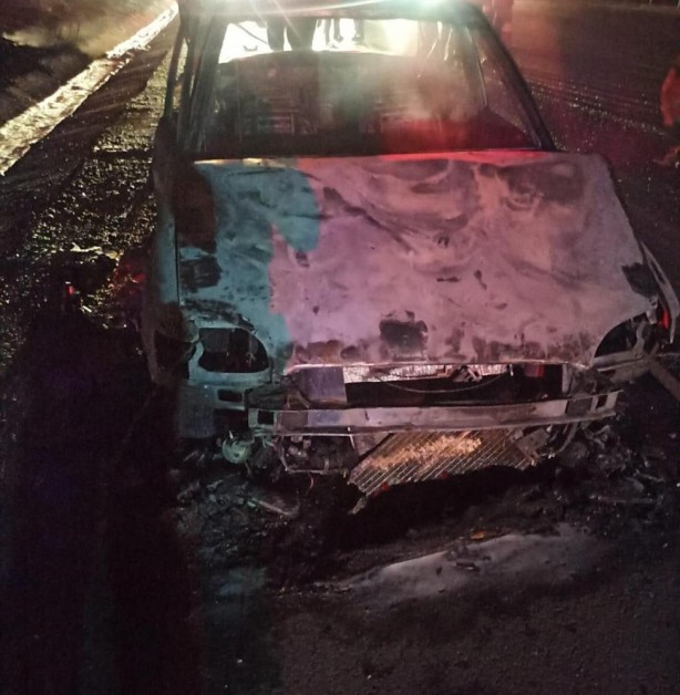 Foto - Hareket halindeyken tutuştu! Yangın, araziye sıçradı