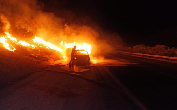 Foto - Hareket halindeyken tutuştu! Yangın, araziye sıçradı