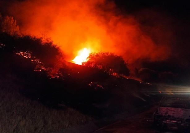 Foto - Hareket halindeyken tutuştu! Yangın, araziye sıçradı