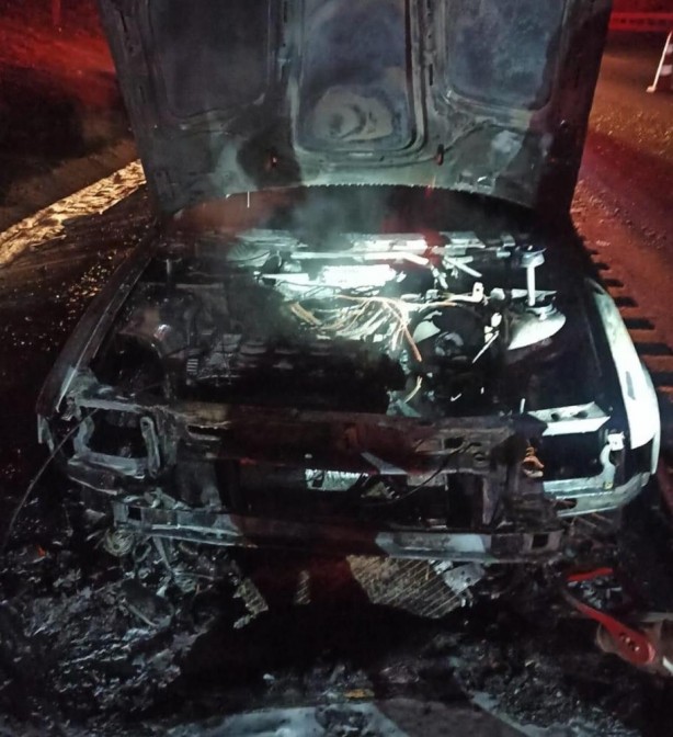 Foto - Hareket halindeyken tutuştu! Yangın, araziye sıçradı