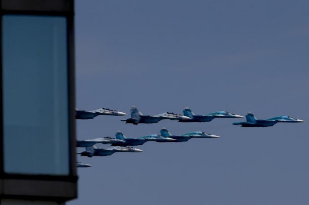 Foto - Hareketli anlar! Rus savaş uçakları peş peşe havalandı! 