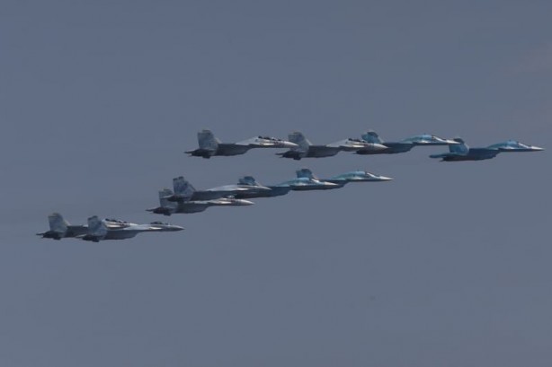 Foto - Hareketli anlar! Rus savaş uçakları peş peşe havalandı! 