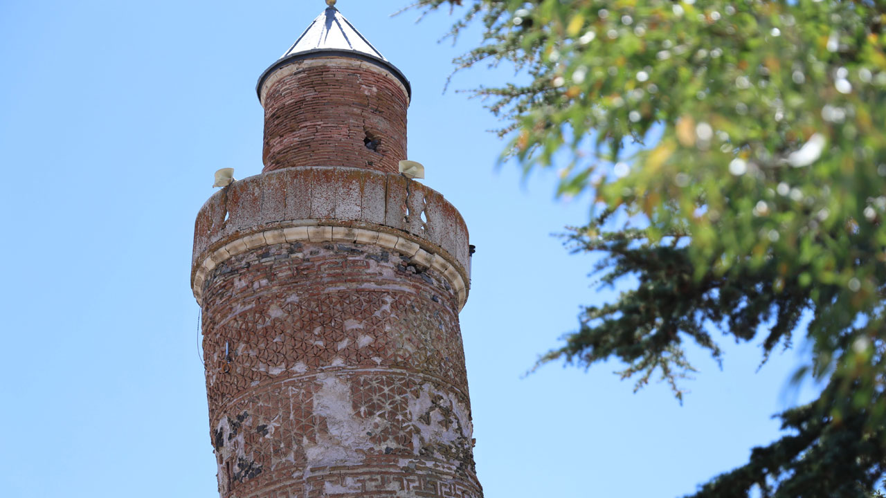 Foto - Harput Ulu Camii’ne yoğun ilgi! Minaresi Pisa Kulesi’nden daha eğri