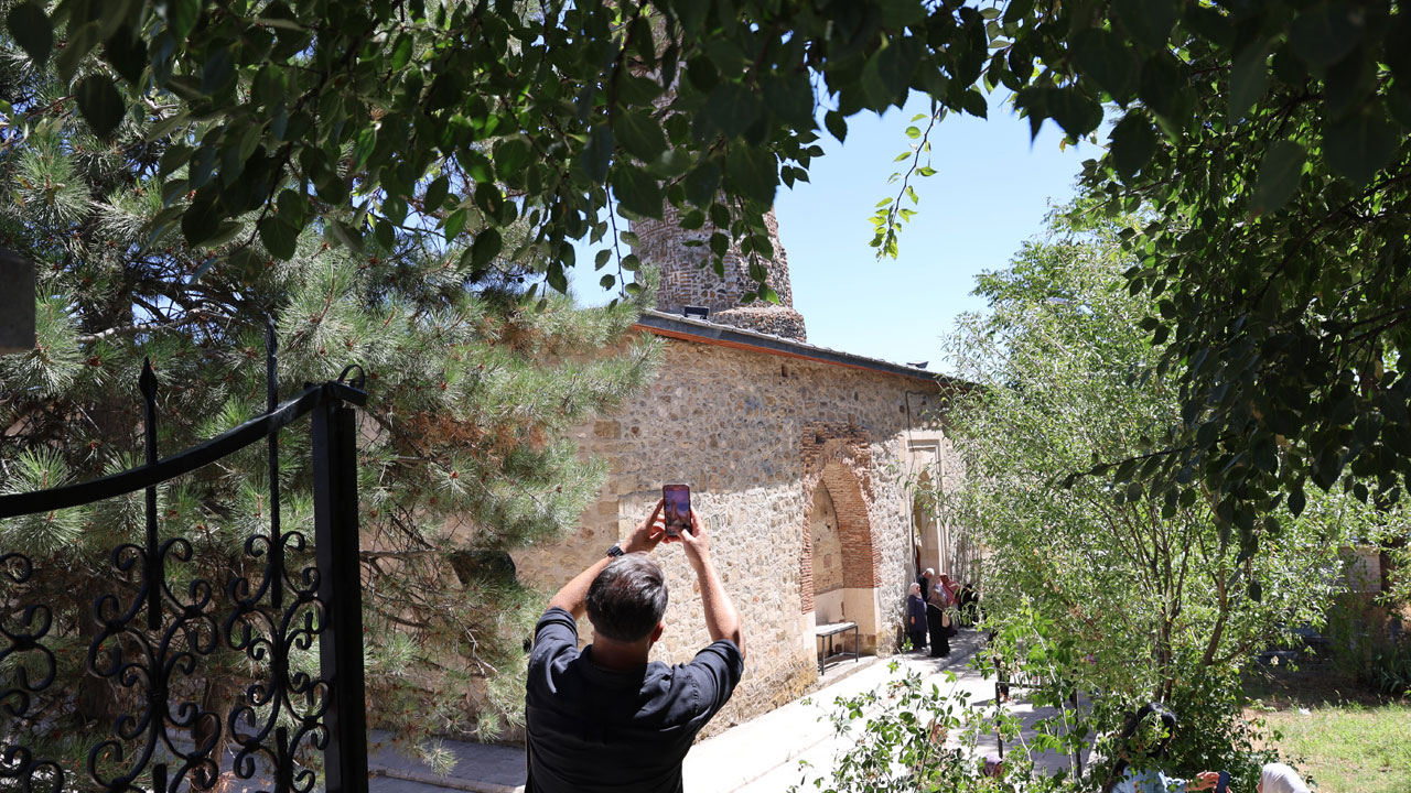 Foto - Harput Ulu Camii’ne yoğun ilgi! Minaresi Pisa Kulesi’nden daha eğri