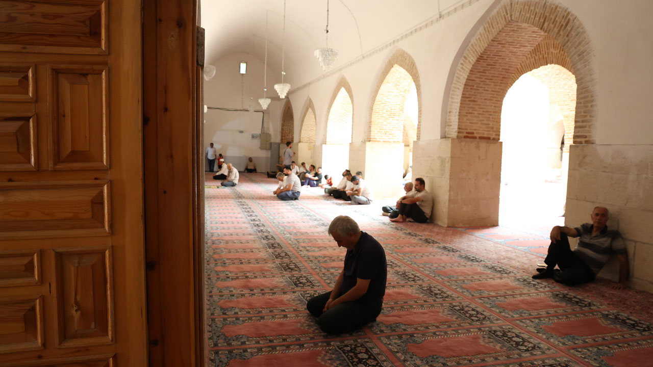 Foto - Harput Ulu Camii’ne yoğun ilgi! Minaresi Pisa Kulesi’nden daha eğri