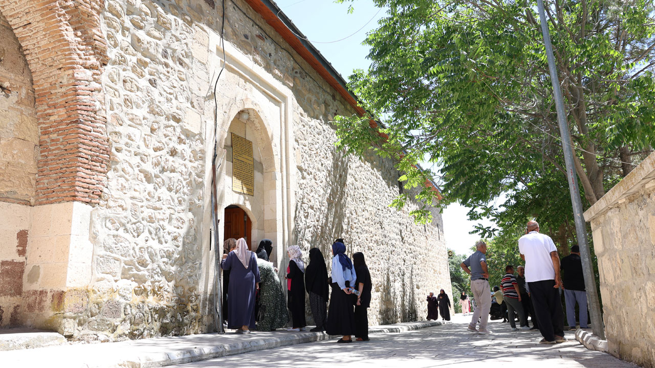 Foto - Harput Ulu Camii’ne yoğun ilgi! Minaresi Pisa Kulesi’nden daha eğri