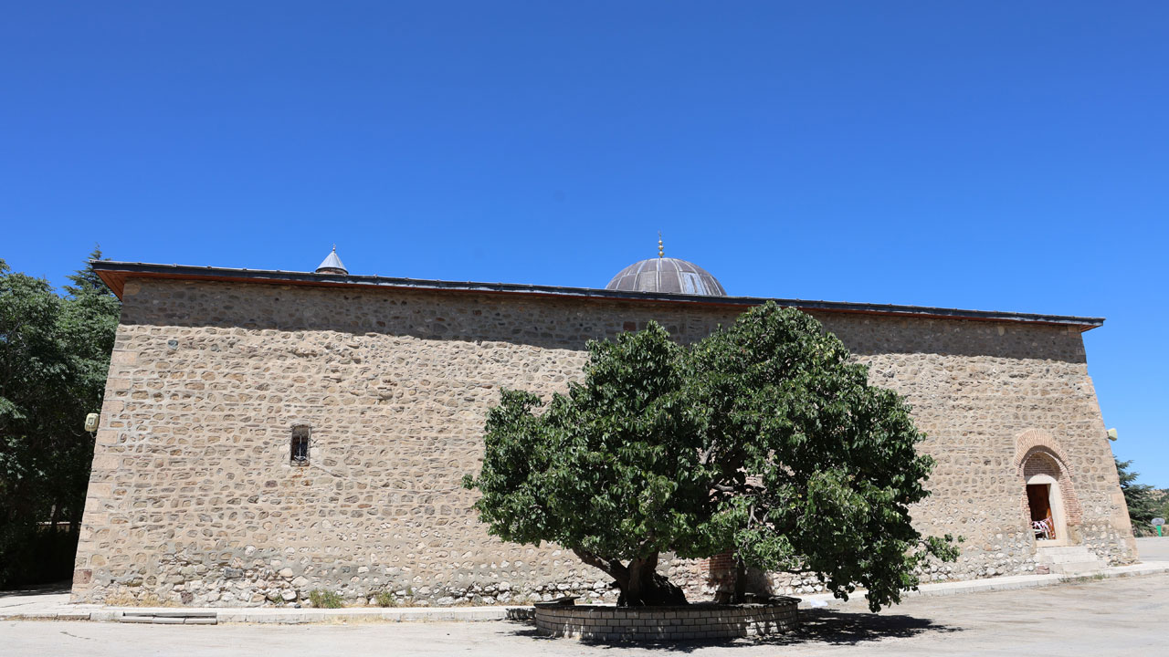 Foto - Harput Ulu Camii’ne yoğun ilgi! Minaresi Pisa Kulesi’nden daha eğri