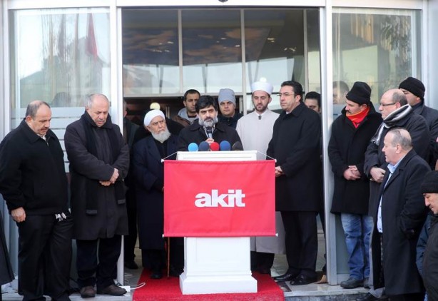 Foto - Hasan Karakaya AKİT binasından dualarla uğurlandı