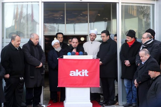 Foto - Hasan Karakaya AKİT binasından dualarla uğurlandı