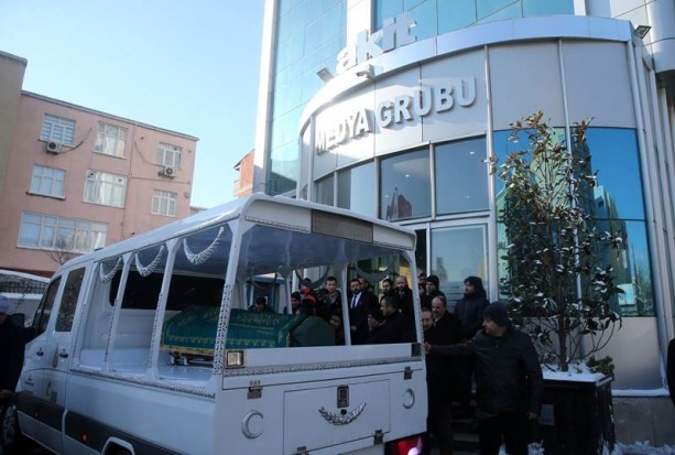 Foto - Hasan Karakaya AKİT binasından dualarla uğurlandı