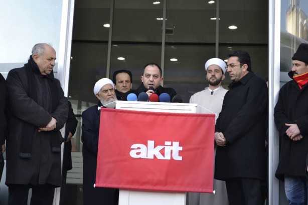 Foto - Hasan Karakaya AKİT binasından dualarla uğurlandı