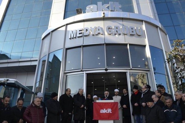 Foto - Hasan Karakaya AKİT binasından dualarla uğurlandı