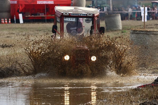 Foto - Hasat sezonunun sonunda traktörler yarıştı