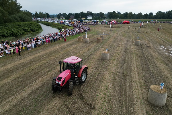 Foto - Hasat sezonunun sonunda traktörler yarıştı