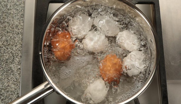 Foto - Haşlanmış yumurta pişerken içine mutlaka bir tane kürdan atın! Gözlerinize inanamayacaksınız! Meğer öyle bir işe yarıyormuş ki...