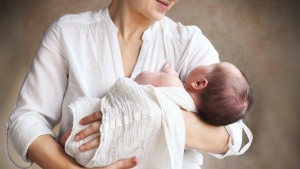 Hasta olan anne çocuğunu emzirirse bebeğe hastalık bulaşır mı? İşte cevabı...