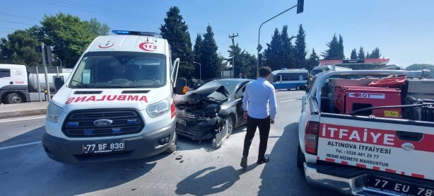Foto - Hasta taşıyan ambulans ile otomobil çarpıştı