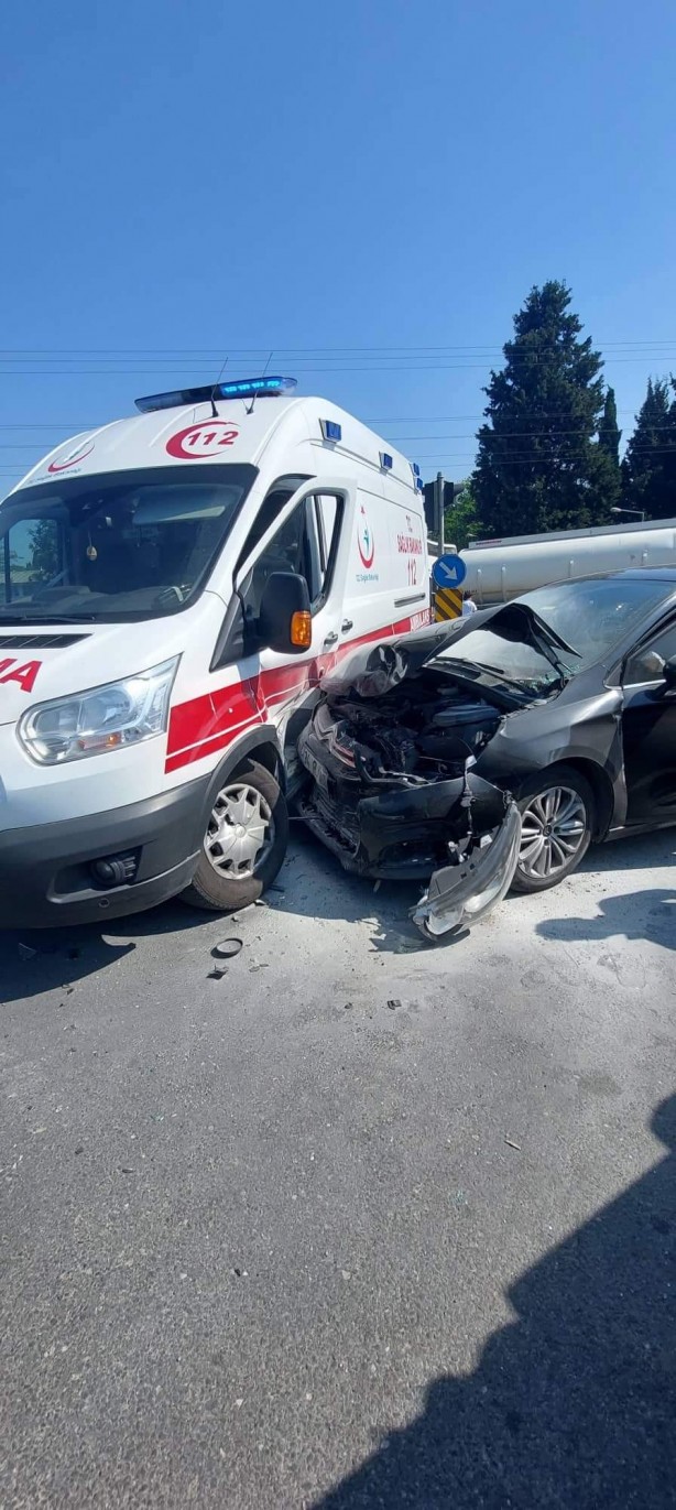 Foto - Hasta taşıyan ambulans ile otomobil çarpıştı