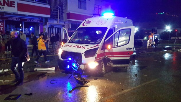 Hasta taşıyan ambulans kaza yaptı