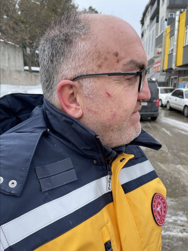 Hasta taşıyan ambulansın şoförü darbedildi