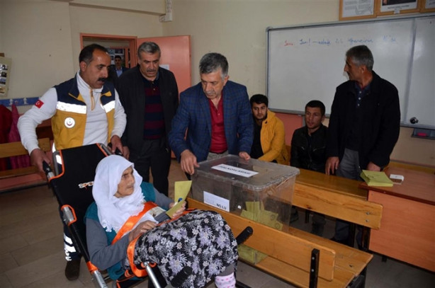Foto - Hastalara oy kullanma hizmeti sunuldu