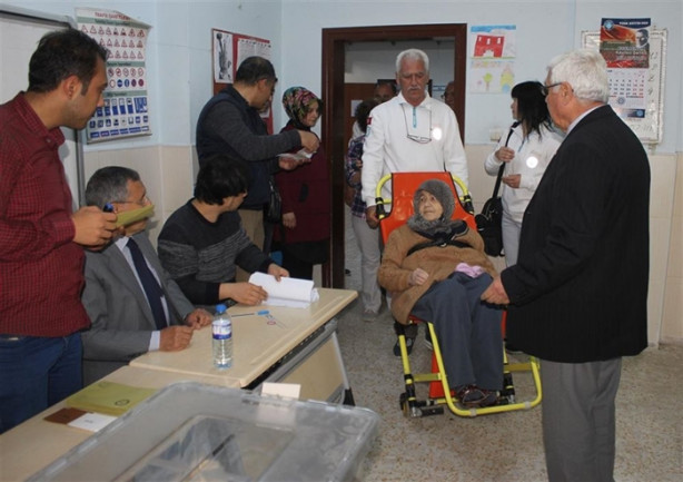 Foto - Hastalara oy kullanma hizmeti sunuldu
