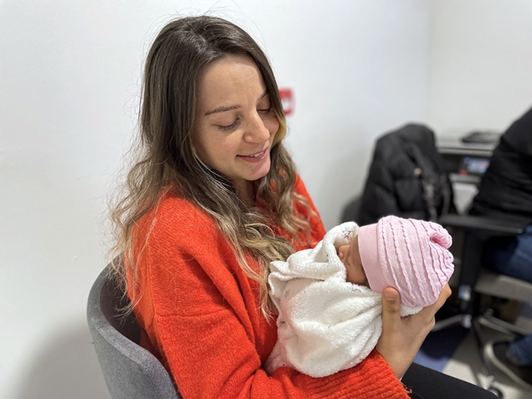 Foto - Hastane enkazından 261 saat sonra kurtarılan baba 12 günlük bebeğiyle buluştu