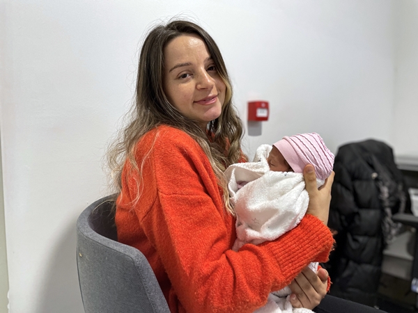 Foto - Hastane enkazından 261 saat sonra kurtarılan baba 12 günlük bebeğiyle buluştu