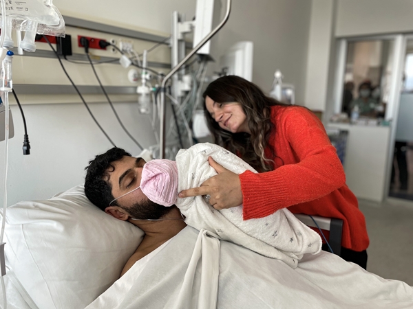 Foto - Hastane enkazından 261 saat sonra kurtarılan baba 12 günlük bebeğiyle buluştu