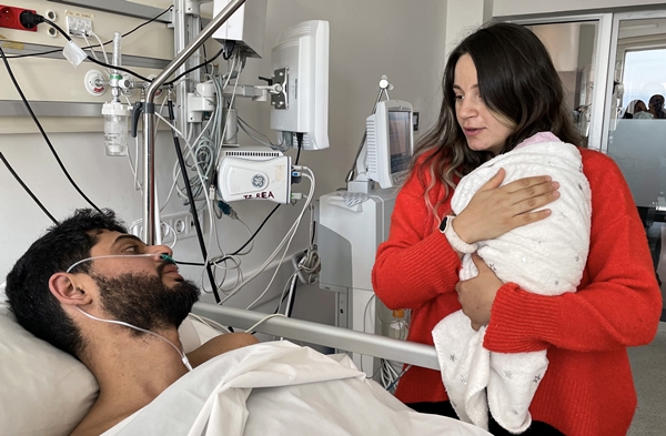 Foto - Hastane enkazından 261 saat sonra kurtarılan baba 12 günlük bebeğiyle buluştu