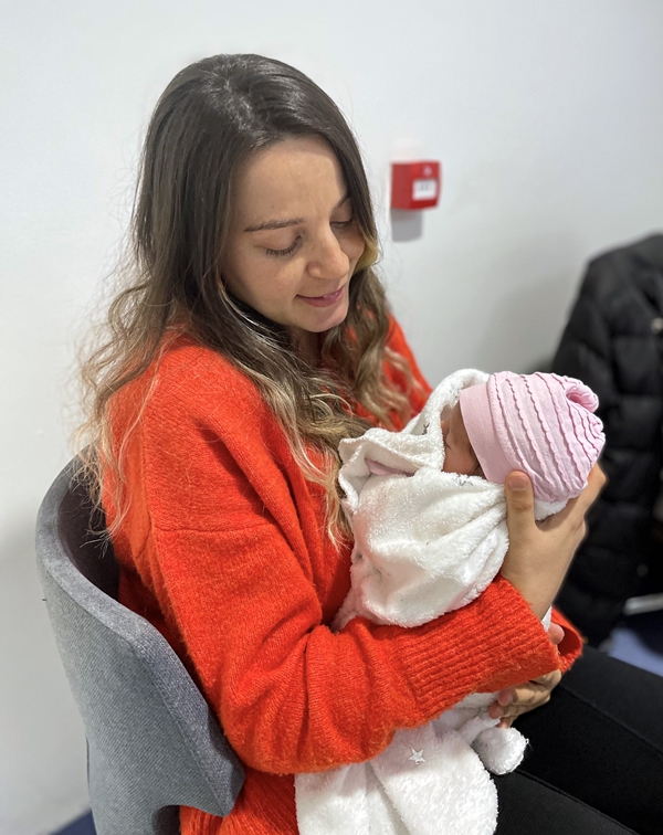 Foto - Hastane enkazından 261 saat sonra kurtarılan baba 12 günlük bebeğiyle buluştu