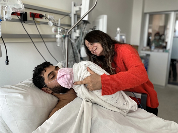 Foto - Hastane enkazından 261 saat sonra kurtarılan baba 12 günlük bebeğiyle buluştu