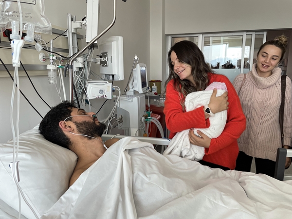 Foto - Hastane enkazından 261 saat sonra kurtarılan baba 12 günlük bebeğiyle buluştu